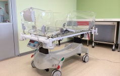 Łóżko do intensywnej terapii pediatrycznej HORIZON 400 z wagą oraz zabudowa modułowa z serii ZERO
