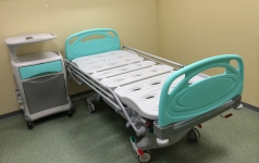 Łóżka szpitalne - seria 3002 oraz szafka TENDER